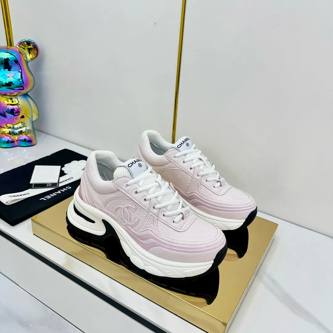 👟👟Ex-factory price 680👟👟 Upgraded version, upgraded version, upgraded version! No rebuttal accepted! ! ! ! Chanel Chanel panda shoes! 2025 counter's top casual sports shoes. This classic design; the upper is electro-embroidered with a variety of techniques; the outsole is fashionable and sporty; the unusual inclusion of a variety of color matching elements... The diversified mix and match is very good-looking and versatile, and can be used for leisure, fashion, sports, and outdoor... ꫛꫀꪝ Go➫ Materials: ❶Upper made of: original imported first-layer silk cowhide + original waterproof cloth + original first-layer cowhide ❷Inner lining: Original Yangli+Net ❸Outsole based on: Original TPU combination outsole Counter boutique packaging complete set for women 35–41 👉 👉 👉 👉